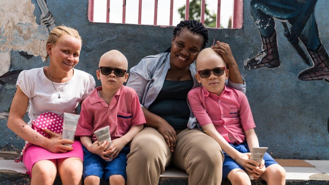 Altruist, la crema que ayuda a los albinos africanos y reduce la incidencia del cáncer de piel