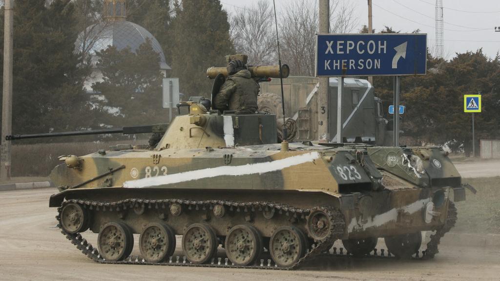 Un tanque ruso en la ciudad de Armyansk, Ucrania, este jueves.