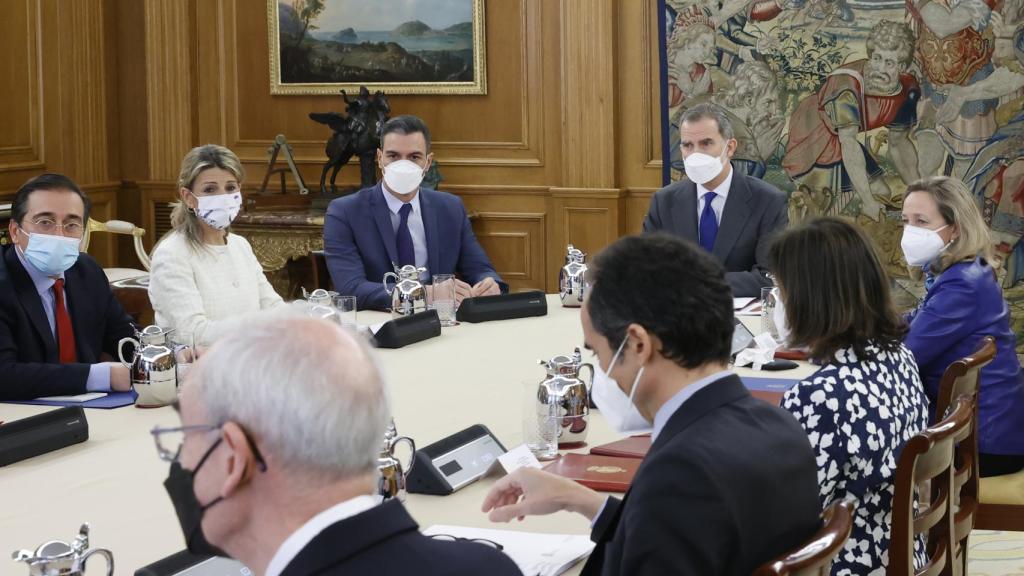 Felipe VI preside el Consejo de Seguridad Nacional, junto a Pedro Sánchez, Yolanda Díaz, José Manuel Albares y Nadia Calviño.