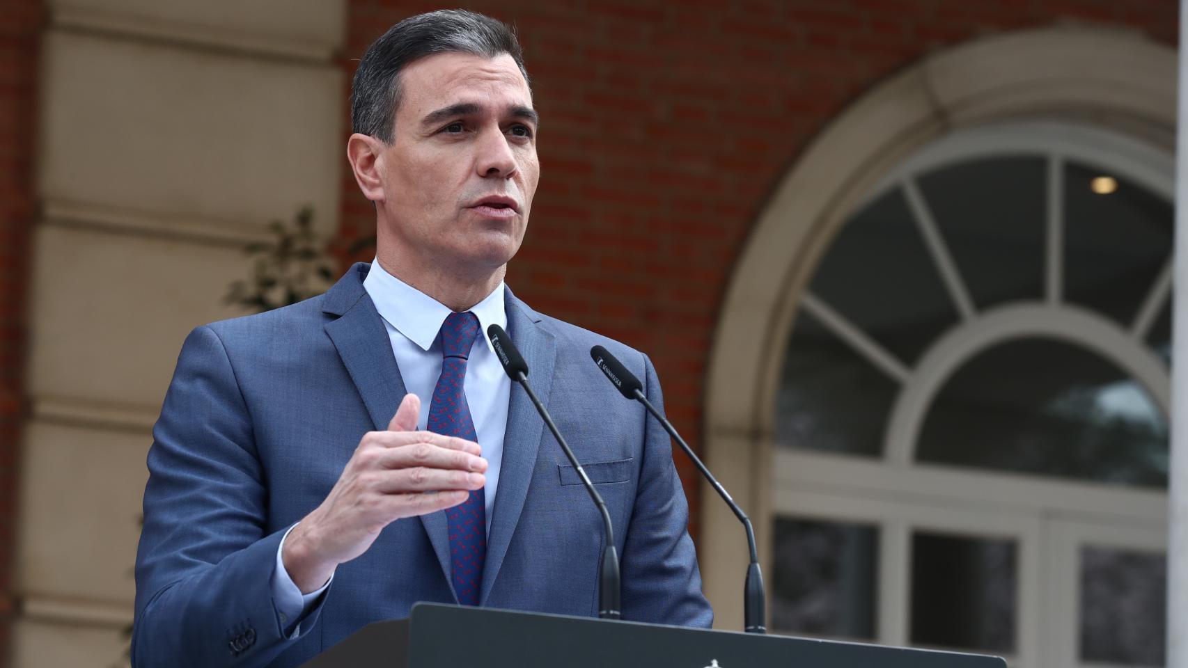 Pedro Sánchez, durante su declaración institucional por la invasión rusa de Ucrania, en la escalinata de Moncloa.
