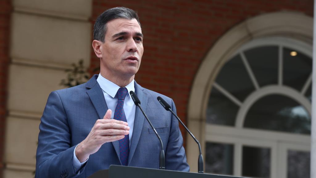 Pedro Sánchez, durante su declaración institucional por la invasión rusa de Ucrania, en la escalinata de Moncloa.
