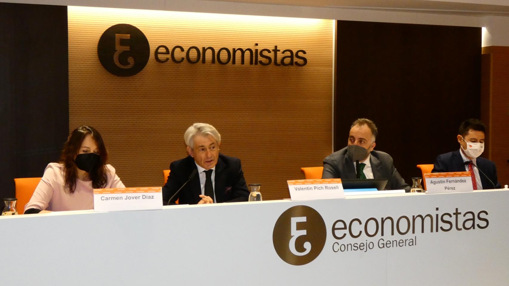 Carmen Jover, vocal del Consejo Directivo del REAF-CGE; Valentín Pich, presidente del Consejo General de Economistas; Agustín Fernández, presidente del REAF-CGE; y Luis del Amo, secretario técnico del REAF-CGE