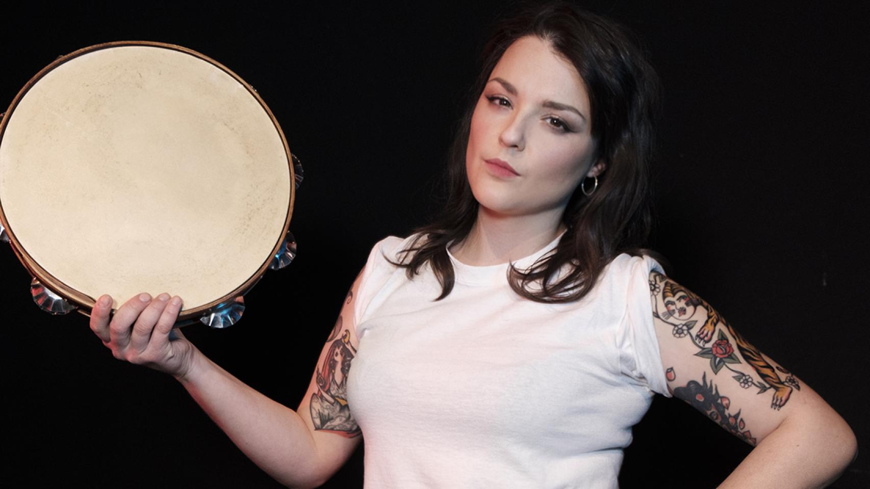 La música asturiana Leticia Baselgas reivindica la pandereta como un poderoso instrumento de pecusión.