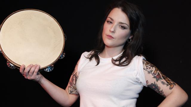 La música asturiana Leticia Baselgas reivindica la pandereta como un poderoso instrumento de pecusión.