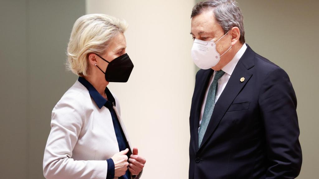 La presidenta de la Comisión, Ursula von der Leyen, conversa con el primer ministro italiano, Mario Draghi, durante la cumbre de Bruselas