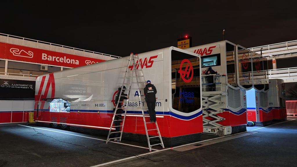 Trabajadores de Haas F1 retiran la publicidad de Uralkali en Barcelona
