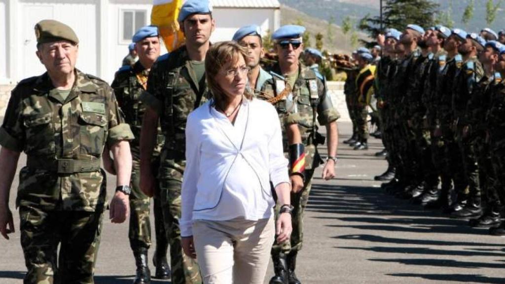La ministra de Defensa, de siete meses, visitando a las tropas en Afganistán.