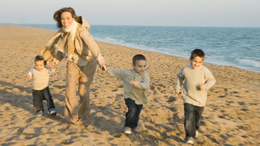 Carme Chacón con sus tres sobrinos en la playa de Castelldefells.