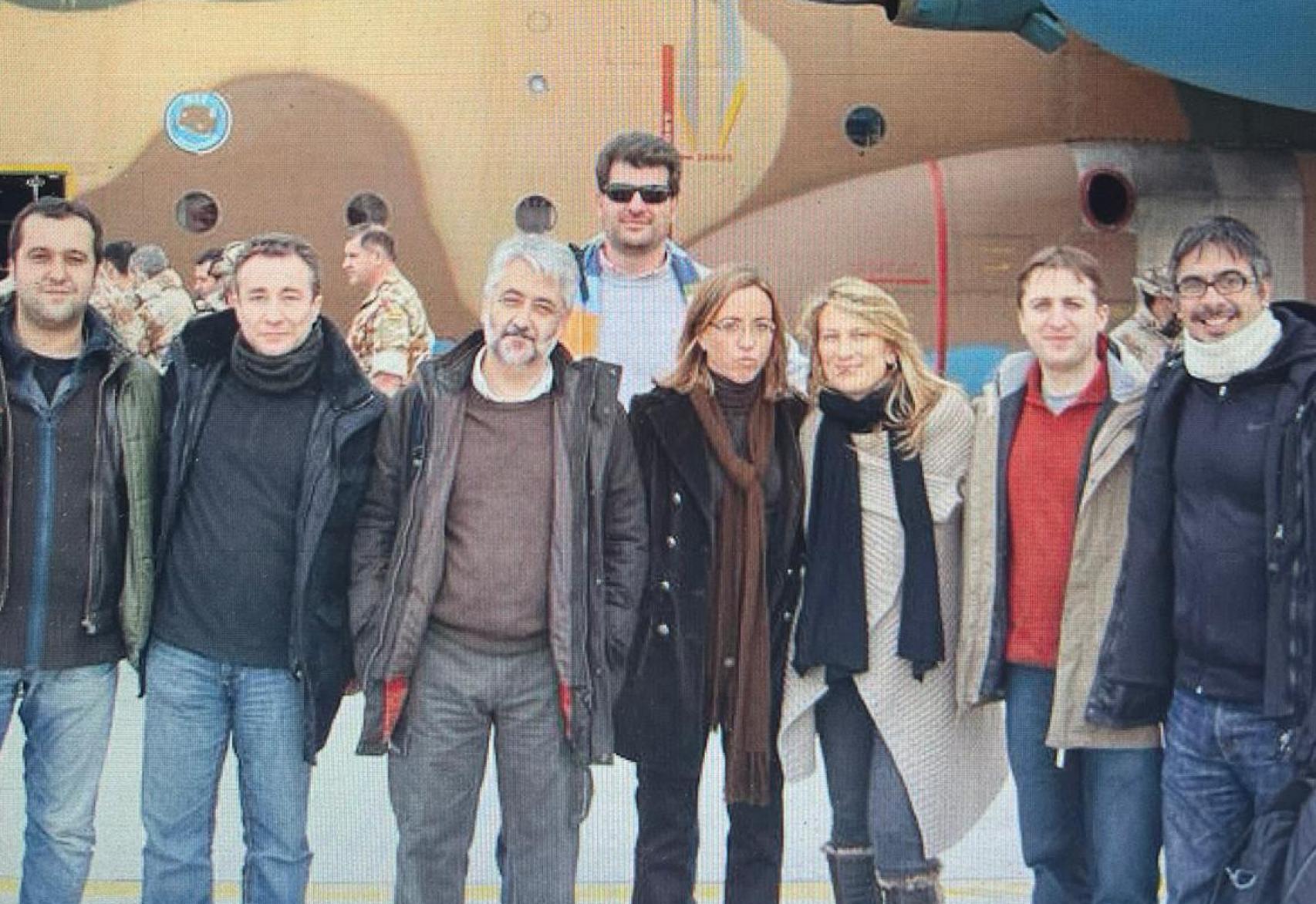 Joana Bonet, la autora, junto a Carme Chacón y su equipo en Herat.