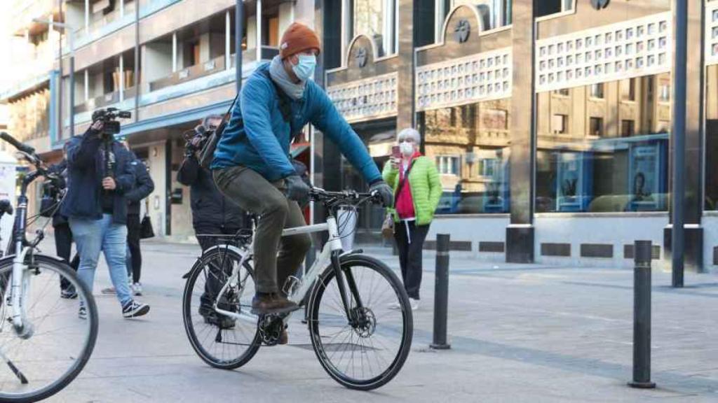 Iñaki Urdangarin es un gran aficionado al deporte, y acude siempre en bici al trabajo.