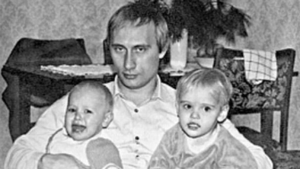 Putin con sus hijas de pequeñas.