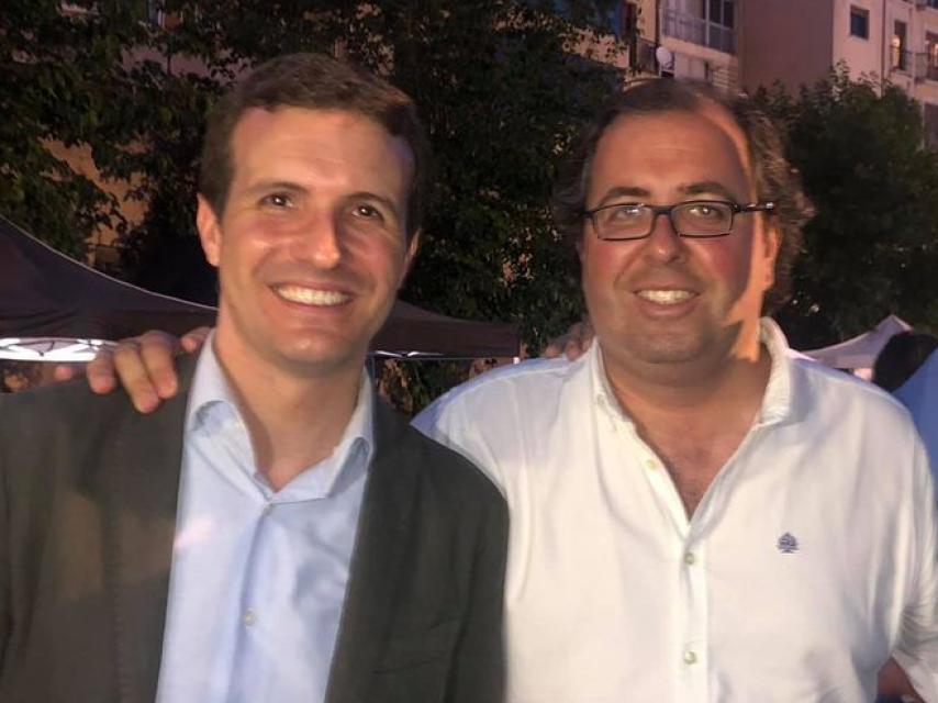 Pablo Casado y Alberto Casero (en el centro) en un acto de campaña.
