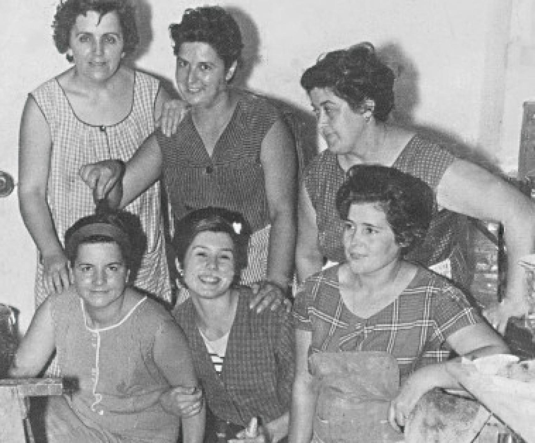 Las mujeres que elaboraban los pasteles. A la izquierda, agachada, Victoria.