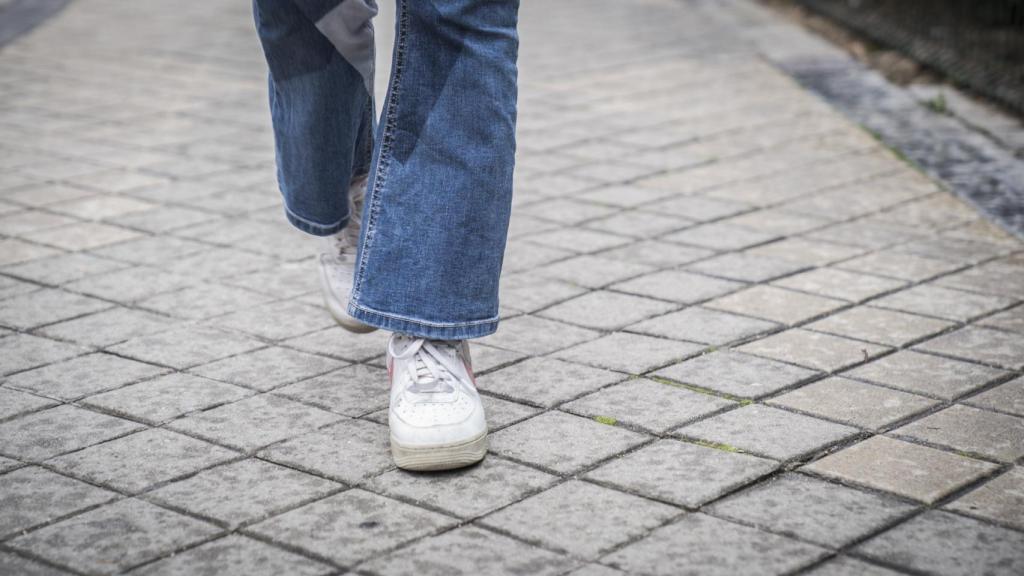 Una persona caminando.