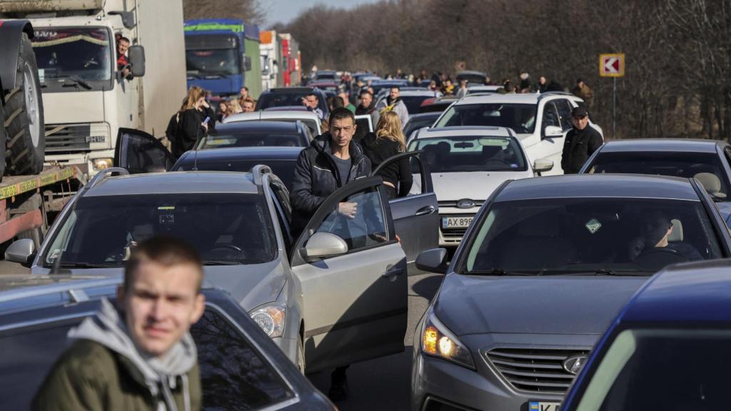 Atasco a las afueras de la ciudad asediada de Kharkiv.