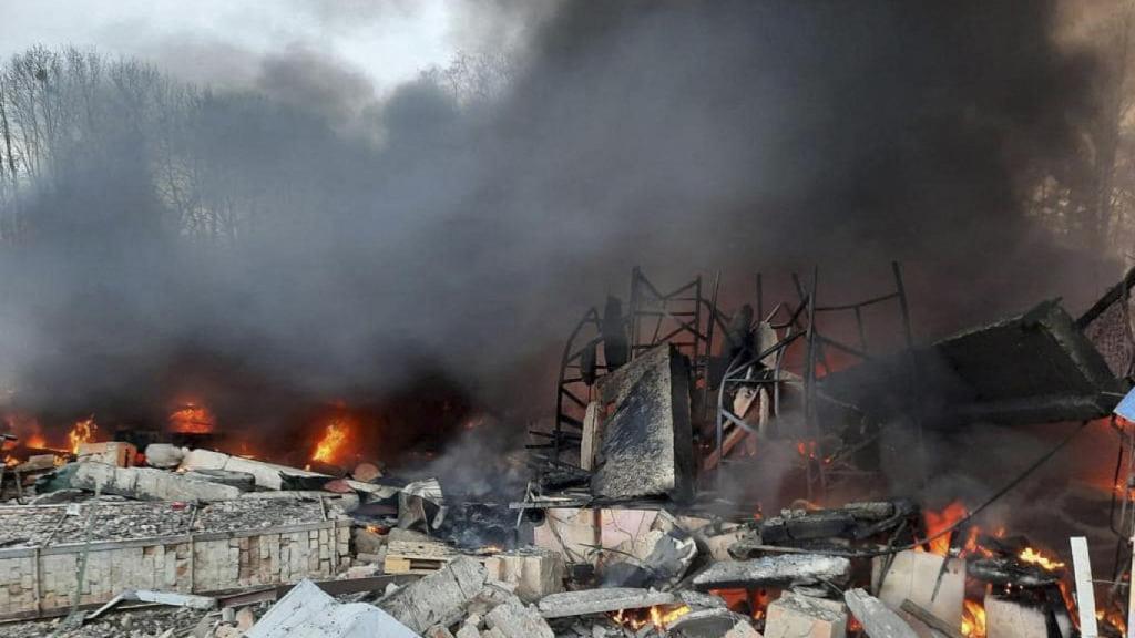 Fuego provocado por los bombardeos en Kiev.