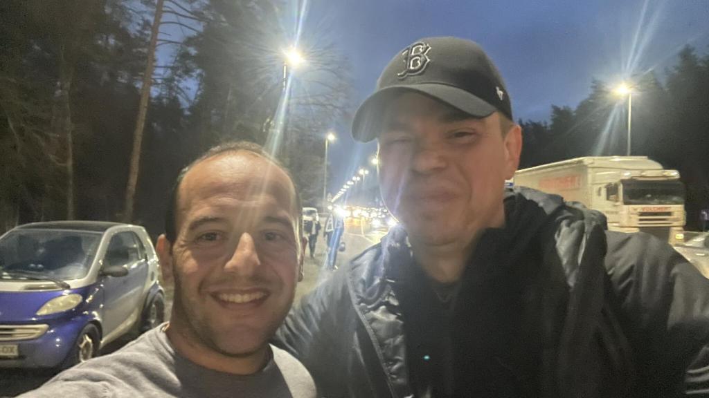 Thank you Dima, the best: Lluis Cortés se despide del conductor de la furgoneta, que se vuelve caminando a Kiev