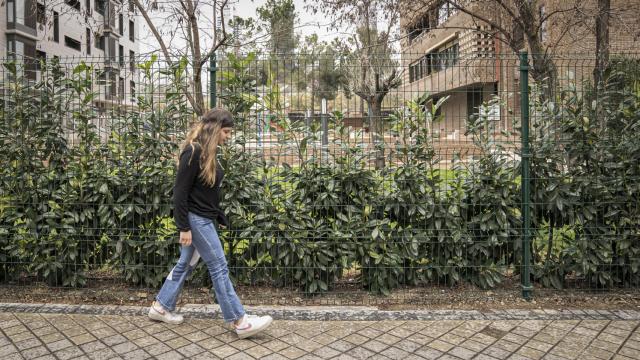 Una persona caminando.