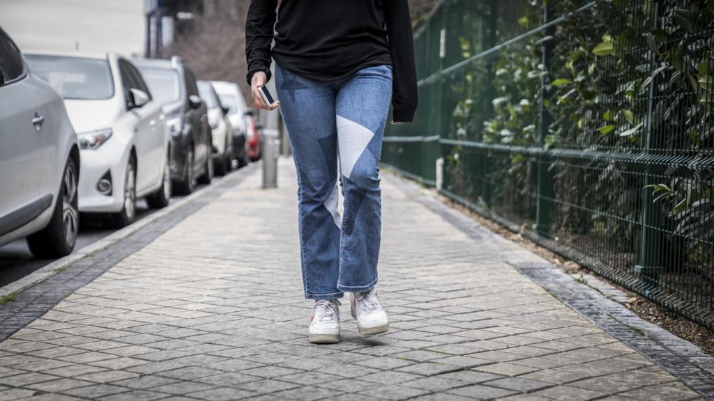Una persona caminando.