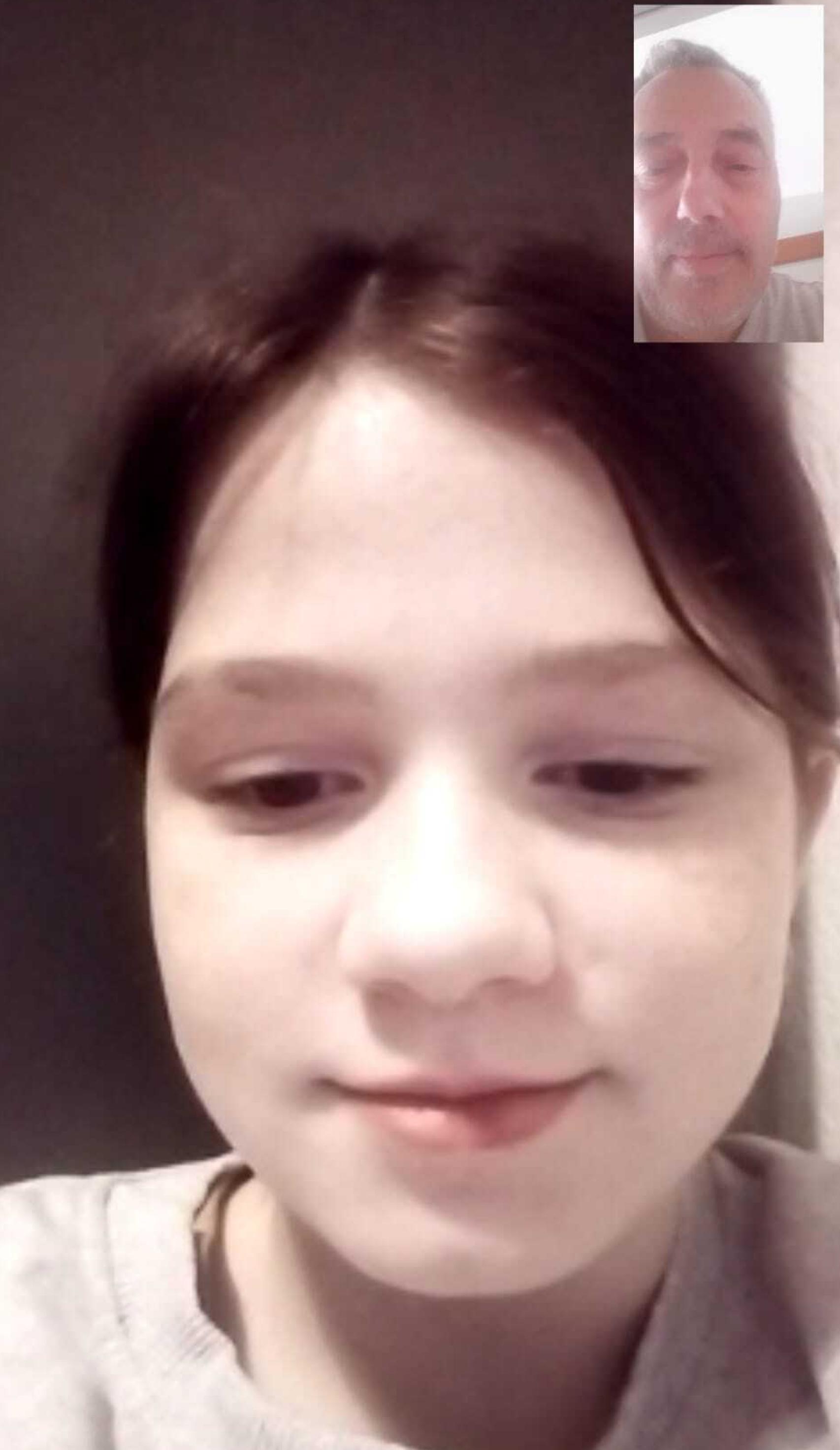 Enrique Angulo consuela a  su hija de acogida por videoconferencia desde España.