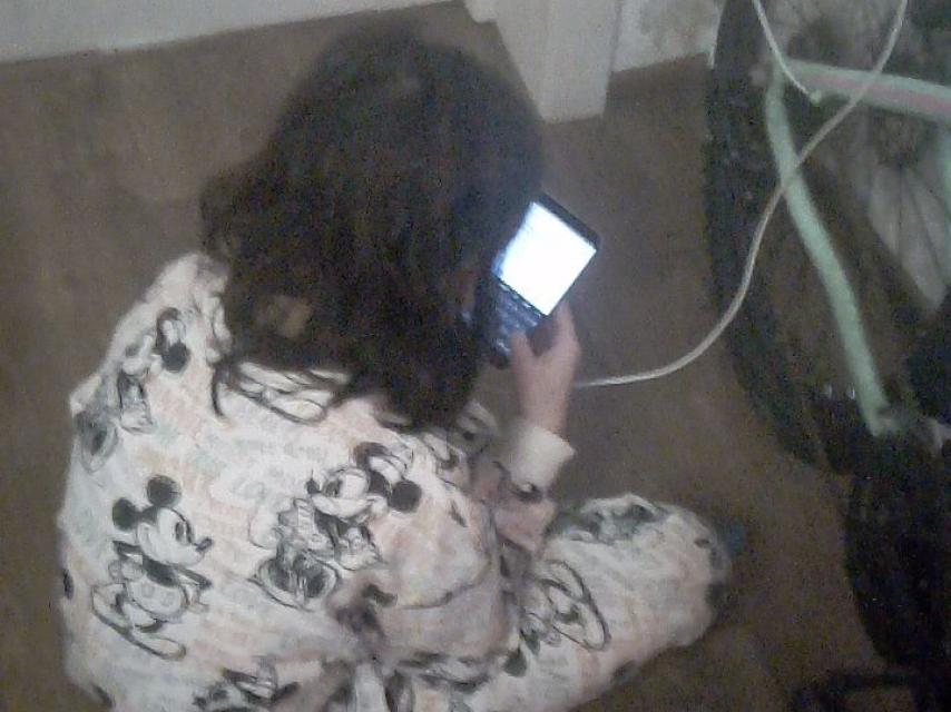 Ana Ostrovka, de 9 años, se entretiene para distraerse de los bombardeos.