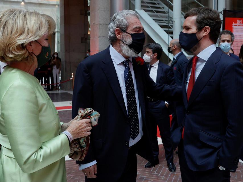 Miguel Ángel Rodríguez y Pablo Casado, en un encuentro en la Puerta del Sol.