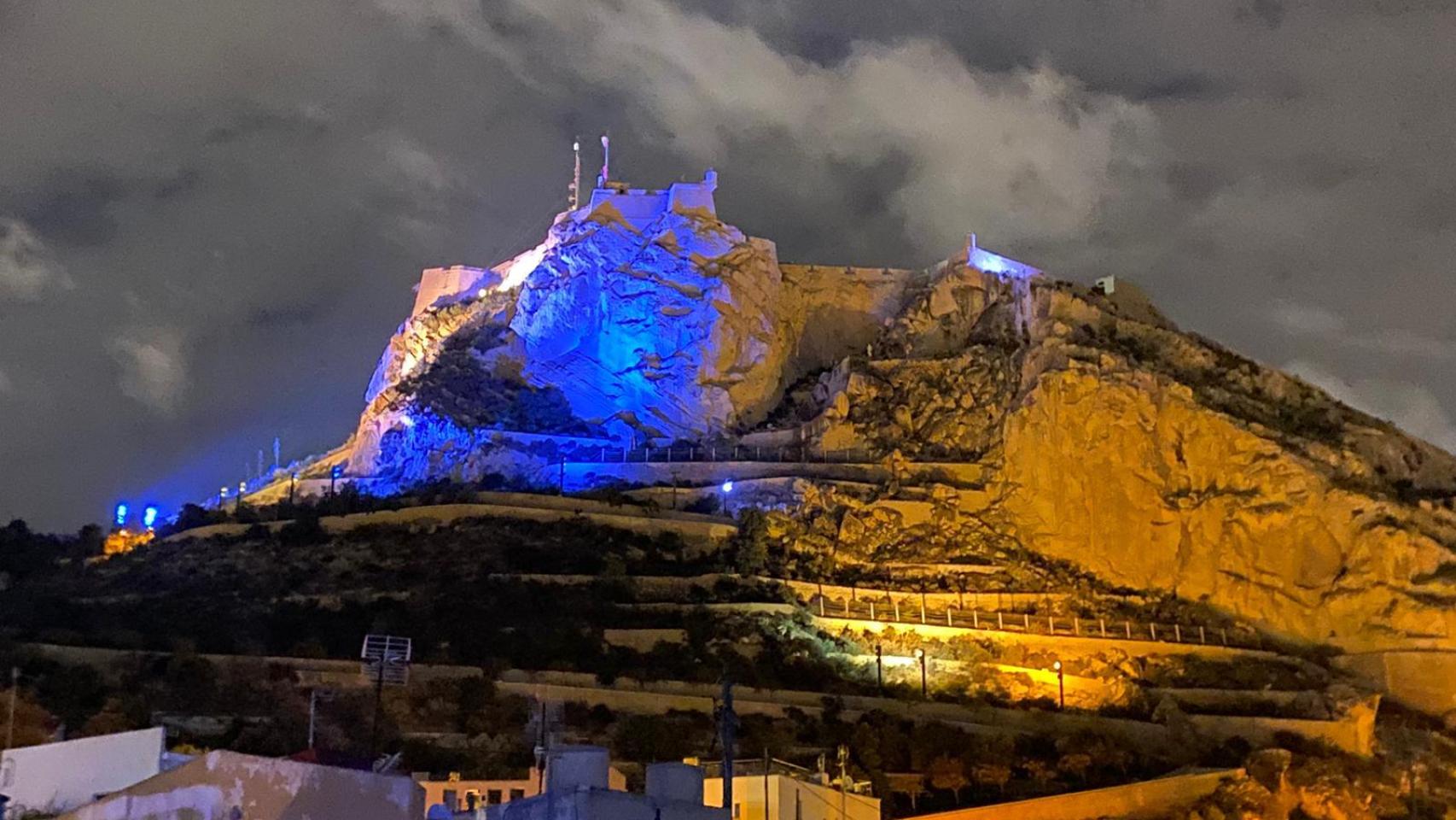 El Castillo Santa Bárbara de Alicante, al fondo.