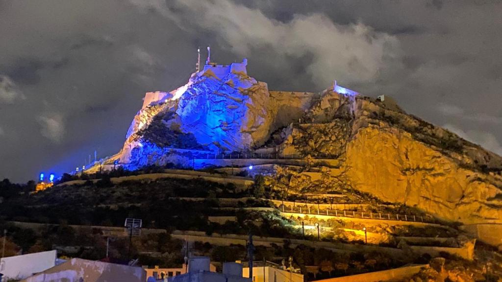 El Castillo Santa Bárbara de Alicante, al fondo.