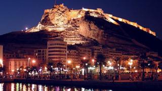 El Castillo Santa Bárbara de Alicante, al fondo.