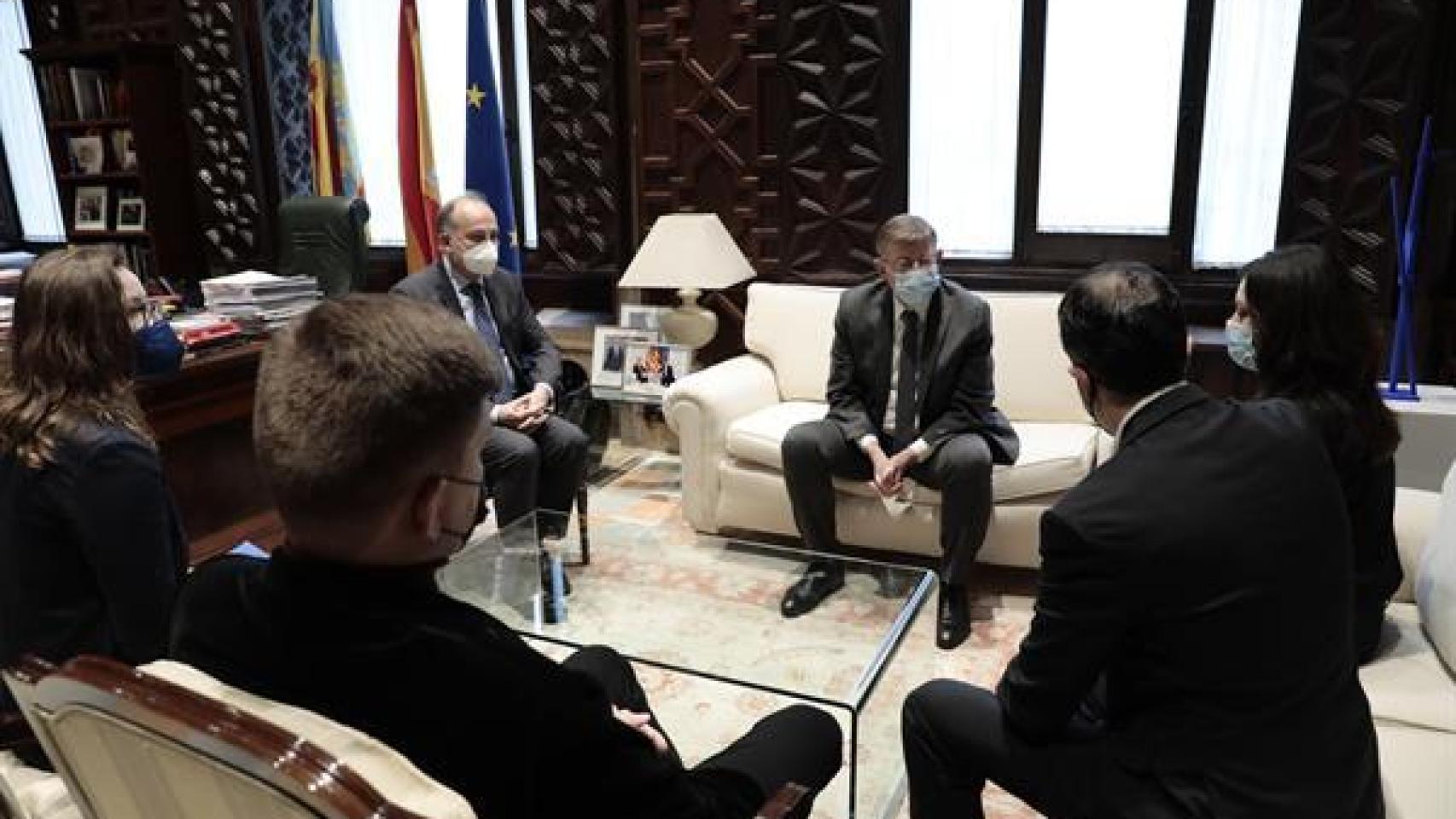 El president de la Generalitat, Ximo Puig, mantiene una reunión de análisis sobre la guerra Rusia-Ucrania con el secretario autonómico para la Unión Europea y Relaciones Externas, Joan Calabuig (3º i), la cónsul general de Ucrania, Anastasia Nehodael (d), el cónsul honorario de Ucrania en la Comunitat Valenciana, Pablo Gil (2º d), y el presidente del Instituto 9 de Mayo, Andrey Yakubuv-Trembach (2º i).