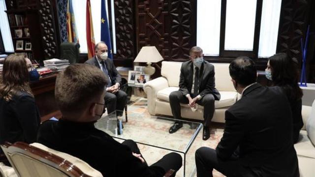El president de la Generalitat, Ximo Puig, mantiene una reunión de análisis sobre la guerra Rusia-Ucrania con el secretario autonómico para la Unión Europea y Relaciones Externas, Joan Calabuig (3º i), la cónsul general de Ucrania, Anastasia Nehodael (d), el cónsul honorario de Ucrania en la Comunitat Valenciana, Pablo Gil (2º d), y el presidente del Instituto 9 de Mayo, Andrey Yakubuv-Trembach (2º i).