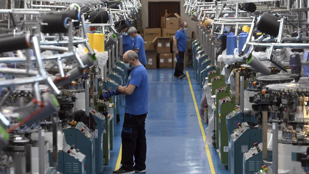 Un operario trabaja en una fábrica de Burgos
