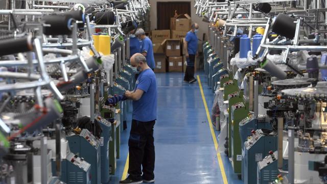 Un operario trabaja en una fábrica de Burgos