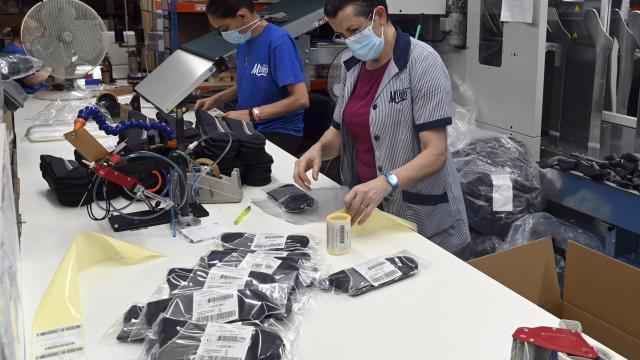 Mujeres trabajando en una fábrica de Burgos