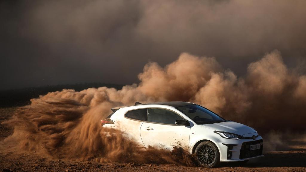 Prueba de pilotaje con el Toyota Yaris GR Sport en la Nasser Racing Camp