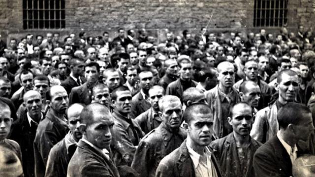 Prisioneros republicanos en el patio del fuerte de San Cristóbal. / Archivo José Oalle.