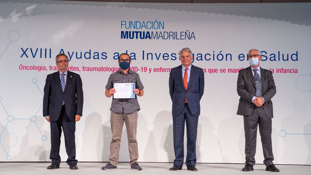 Dr. Javier Torres en el momento de recibir la ayuda de la mano del presidente de Mutua, Ignacio Garralda.