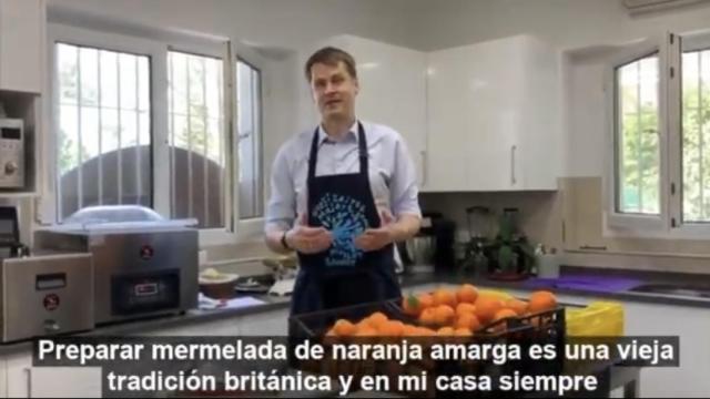 Hugh Elliott, el embajador británico haciendo la mermelada.