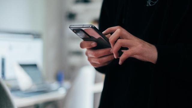 Una persona utilizando un smartphone.
