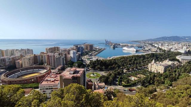Vista del puerto de Málaga y del Cubo del Centro Pompidou desde el Castillo de Gibralfaro, en Málaga.