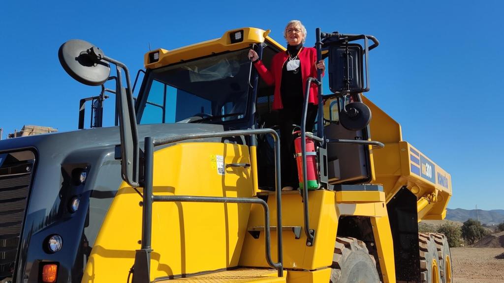 Teresa Porras, junto a un camión de Limasam.