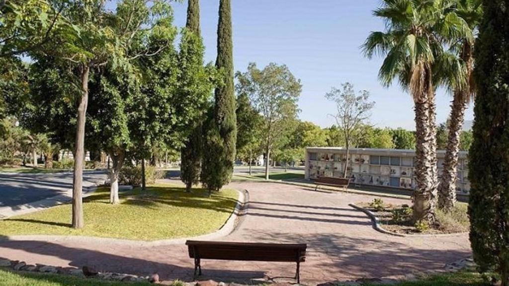 Imagen de uno de los edificios de nichos del Parque Cementerio de Málaga.