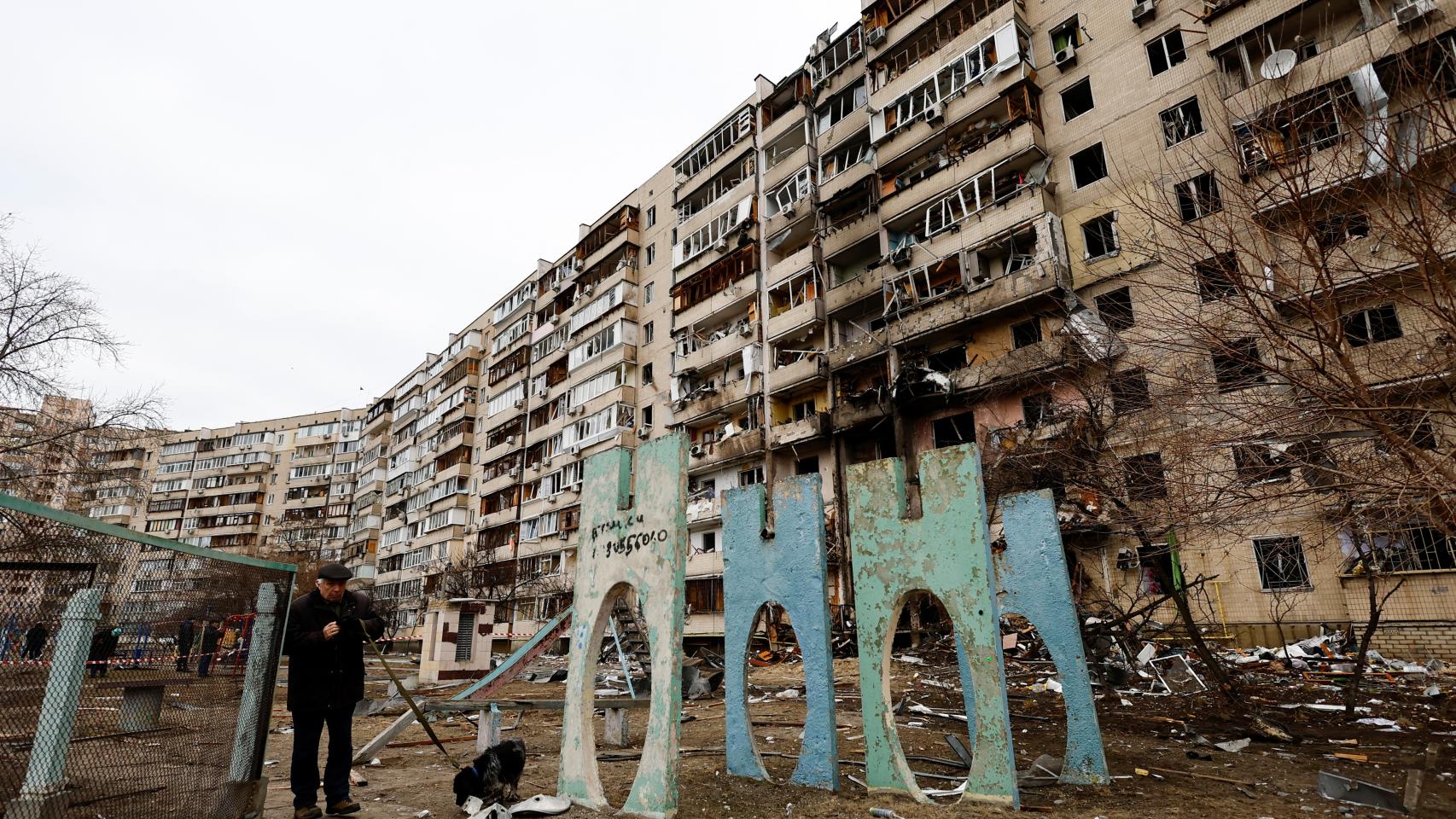 Destrozos en Kiev tras la segunda madrugada de bombardeos.