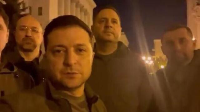 Zelenski reaparece en las calles de Kiev.