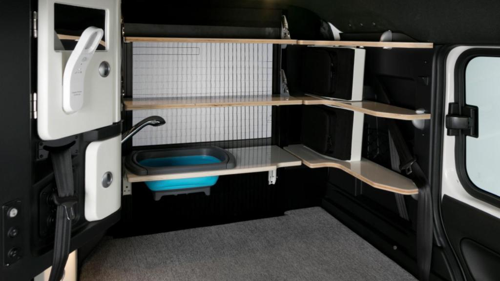 Así es el interior de la caravana Honda N-Van Compo.