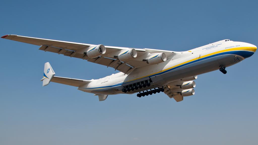 Antonov An-225 aterrizando en el aeropuerto de Hostomel
