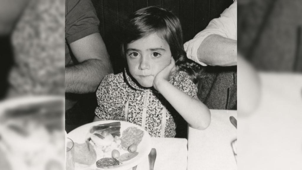 Carme Chacón, con 4 años, en la comunión de la hija de unos amigos de sus padres.