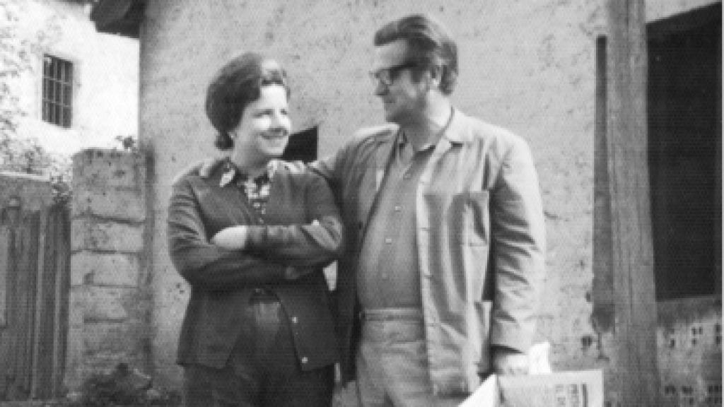 Victoria y Antonio frente a la casa de los padres de ella, en Malvedo (Asturias).