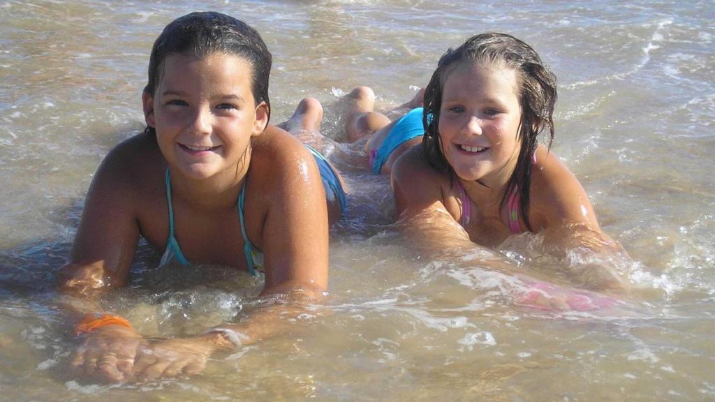 Adriana y Anna pasando el verano juntas en España.
