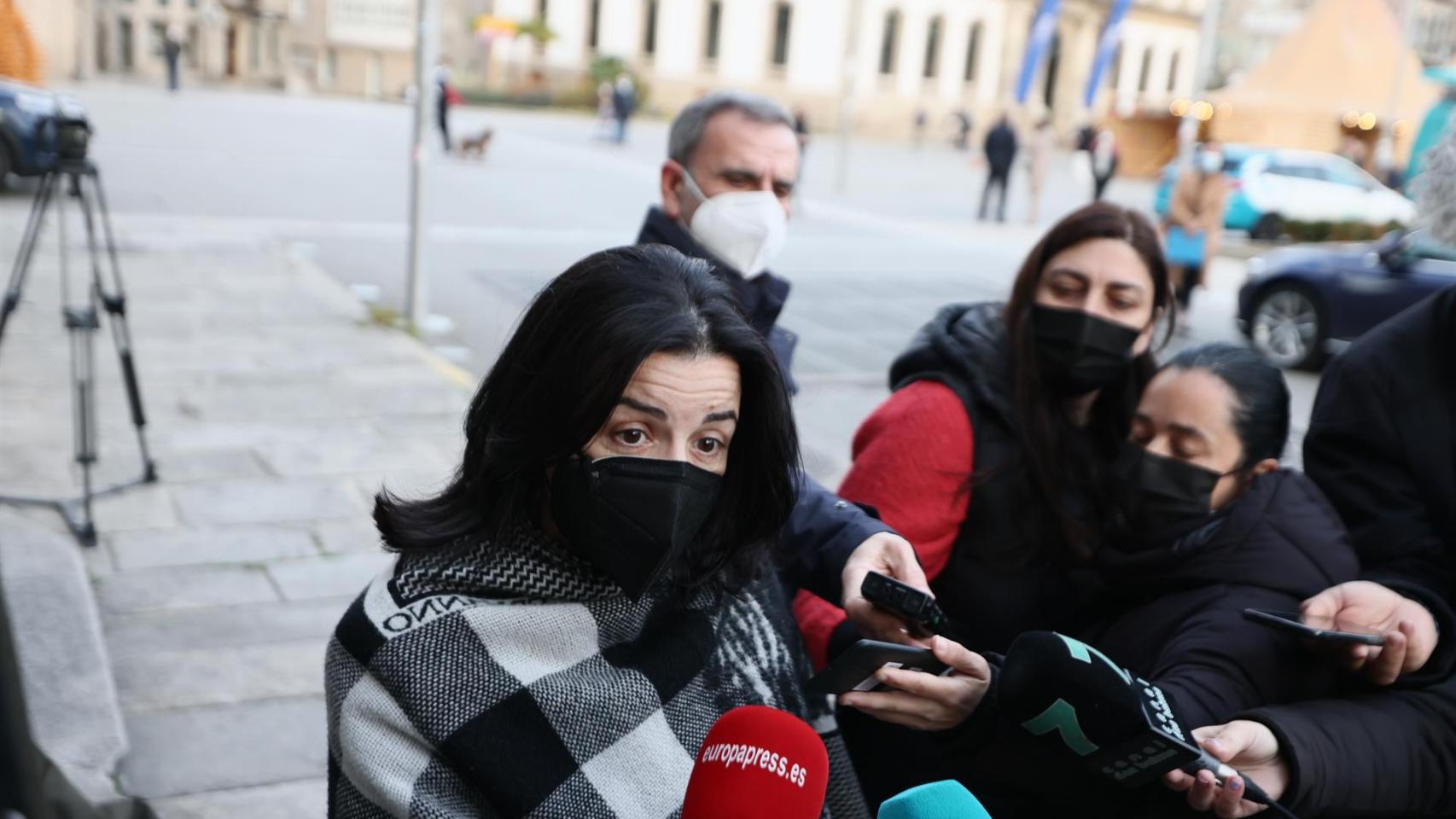 La portavoz de las víctimas María José de Pazo a su llegada a la reunión con el director de la Marina Mercante, Benito Núñez, en la Subdelegación del Gobierno de Pontevedra.